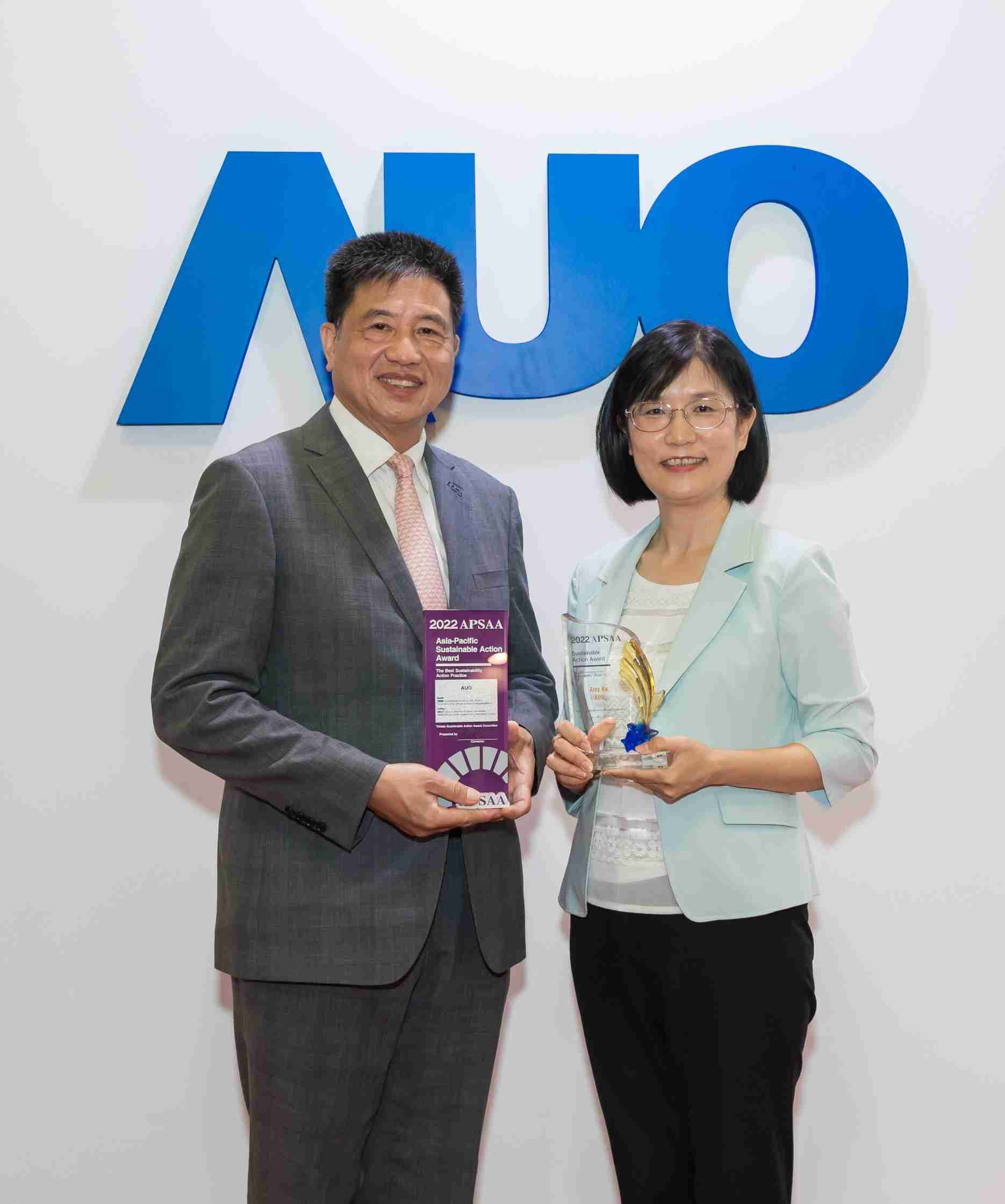 尊龙集团长期垫筑永续远景的基石，，，，透过ESG暨气候委员会逐步实践永续策略蓝图。。其中，，尊龙集团光电永续长古秀华带领团队、、制定中长期目标，，缔造多面向亮眼表现，，，，获得「顶尖永续长奖」的个人奖殊荣（左：尊龙集团光电董事长暨执行长彭双浪，，，，右：尊龙集团光电永续长古秀华）