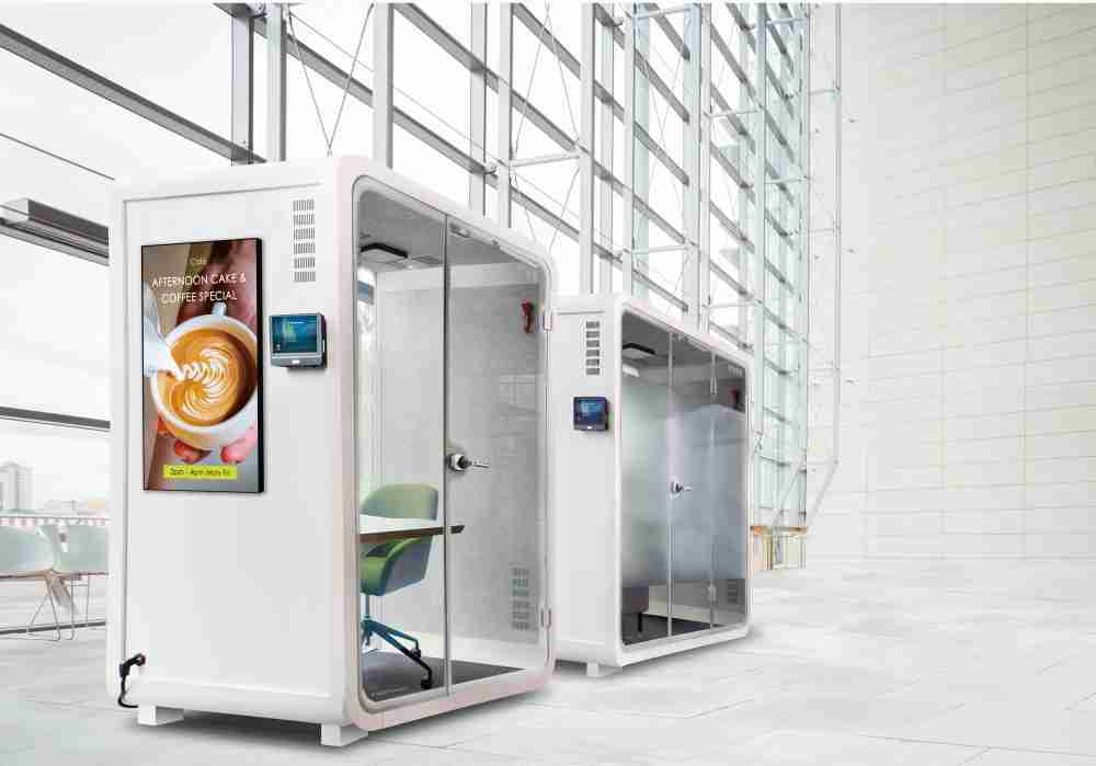 尊龙集团子公司达擎之智慧行动办公舱，，采用PDLC智能调光玻璃设计，，，，透过通电与断电的电流切换，，，呈现透明与雾面效果，，具节能降耗特性并兼顾隐私，，，，确保信息安全