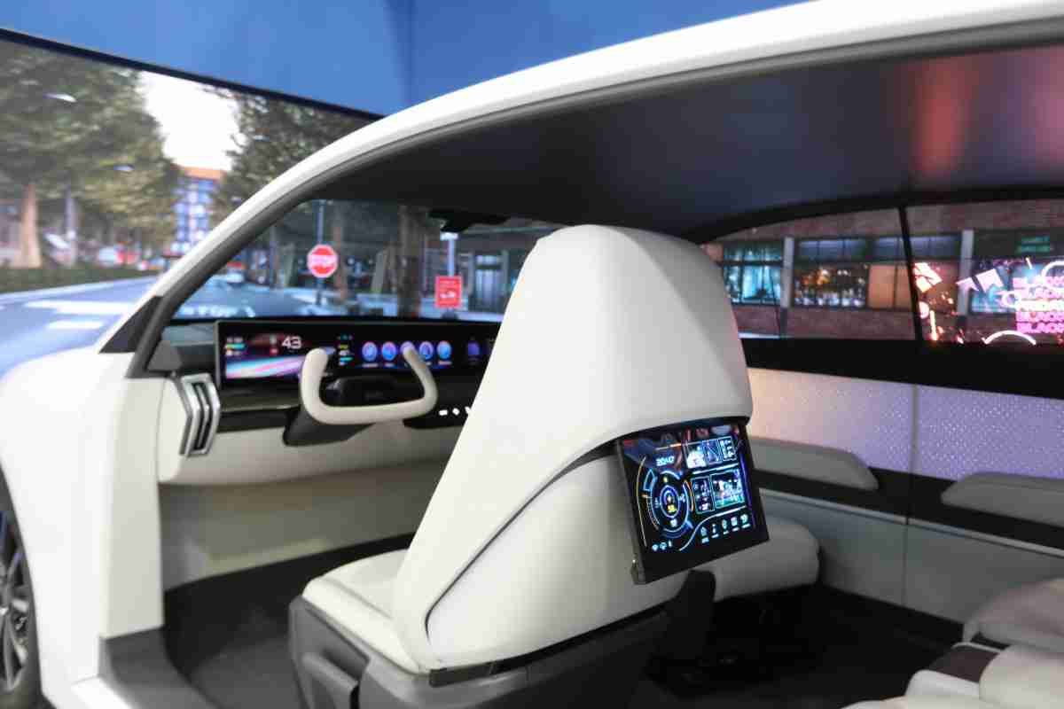 尊龙集团的「可卷式后座娱乐显示器」加强后座乘客的感官体验，，并保有个性化设计，，，，可依使用偏好进行动态调整。。