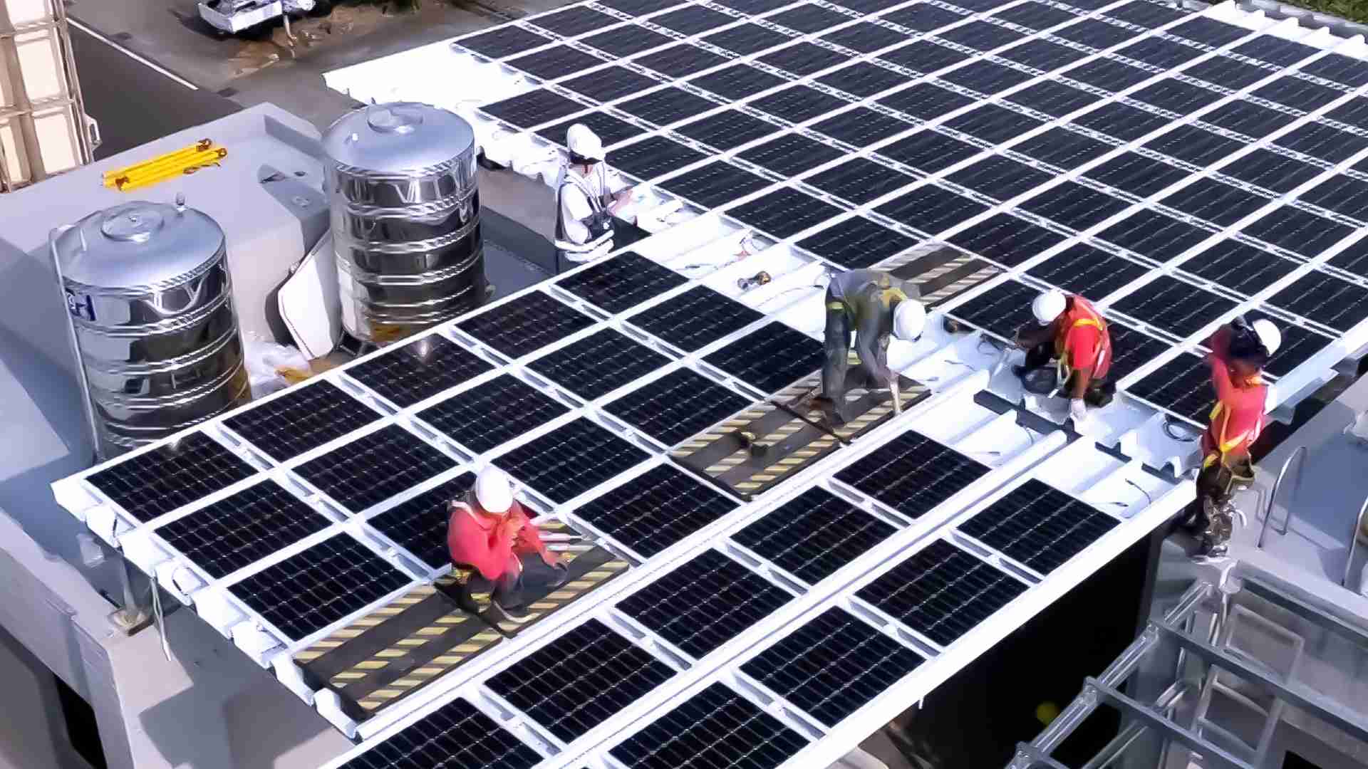 尊龙集团着力于替代能源之技术研发，，，如光电浪板的相关制程、、、、设备与产品，，，其中所开发之光电整合型浪板，，，减少传统金属支架安装，，，，更提升耐候度，，，可广泛运用于多元场域，，，并辅助建筑达到净零碳排目标