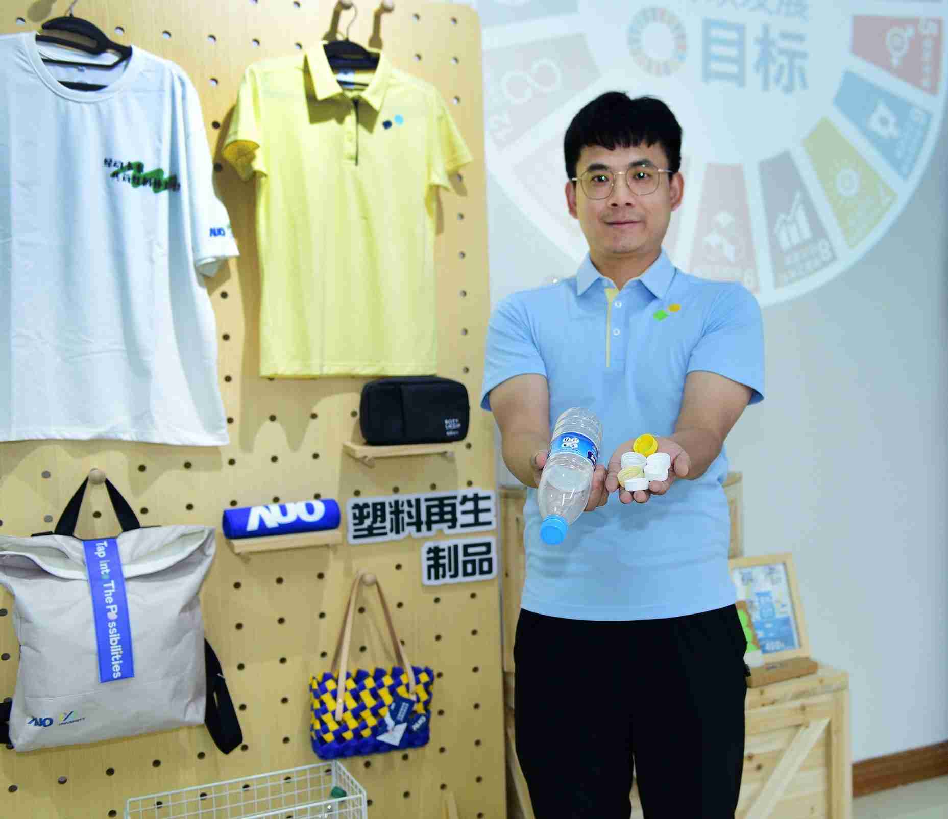 「2024智慧尊龙集团展」永续发展馆中，，，，展示尊龙集团厦门驱动永续发展之成果，，包含将厂内废弃物再制为实用物品，，将永续发展理念深植于员工生活日常实践