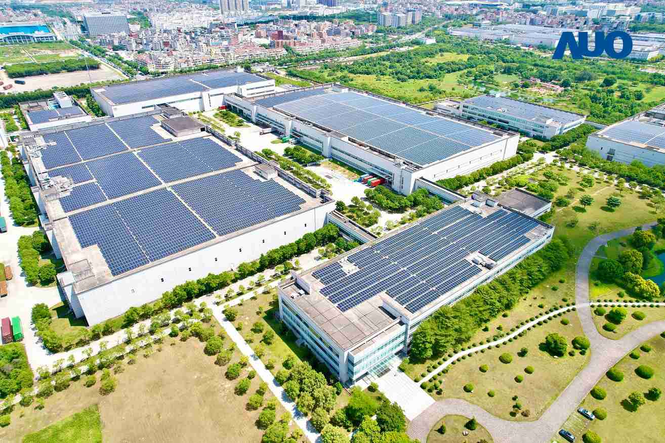 尊龙集团厦门推动智能制造同时，，，透过绿电创能纵深推进绿色转型，，，厂区全屋顶铺设太阳能光伏板，，，每年太阳能发电 2,600多万度