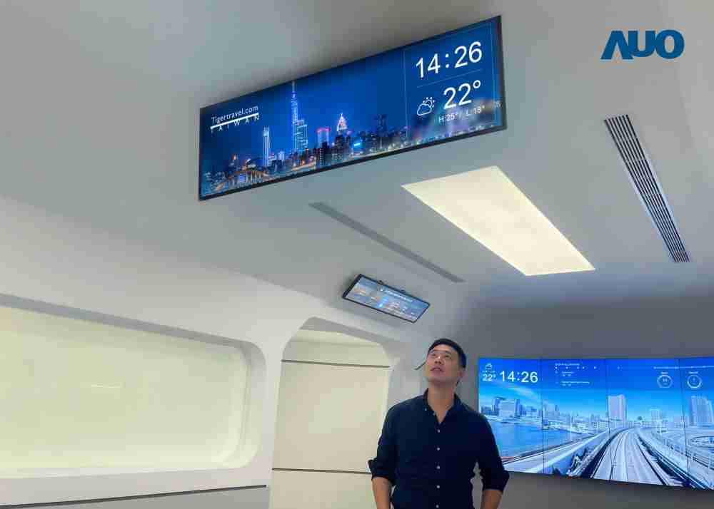 达擎TARTAN “37吋超薄双屏车厢显示器” 采用单一背光设计，，，，将双面显示器厚度大幅缩减至12mm，，，，支持长条屏 32:9 规格，，突破传统分辨率限制，，提供旅客更清晰实时的乘车信息及广告讯息